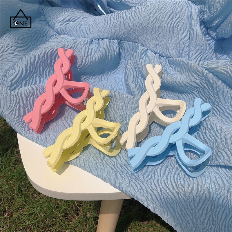 1PC Korean  Macaron Shark Hair Clip Temperament Twist Bath Clip Aksesoris Rambut Wanita aksesoris COD