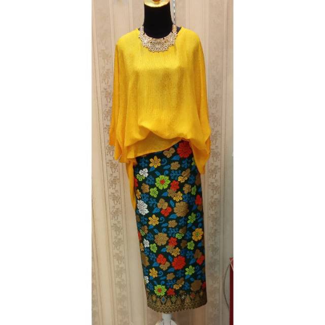 Blouse bodo dan kain lilit corak bali