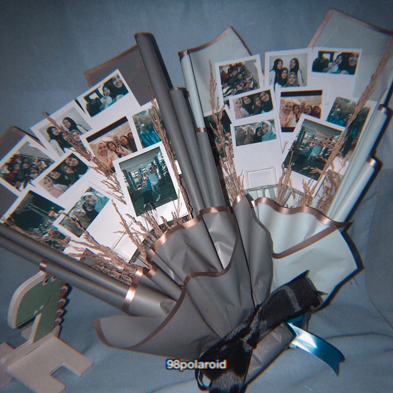  Bucket Bunga Polaroid  untuk Wisuda Kado Shopee Indonesia