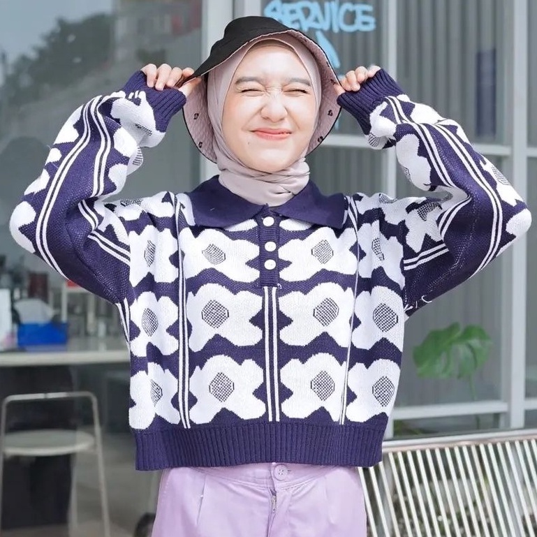 MVP - Sweater Rajut Tebal - Flower Crop Button Sweater