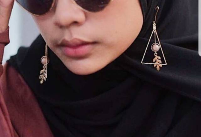 A17 Anting hijab segitiga gold daun