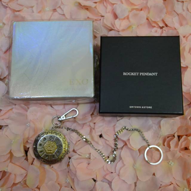 EXO 7TH ANNIVERSARY GOODS ( ROCKET PENDANT / STRAW )