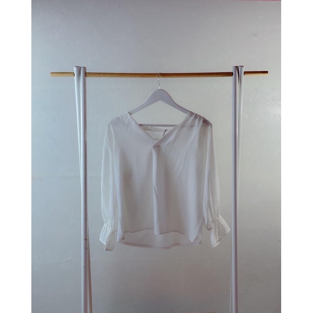 blouse outih lengan balon import