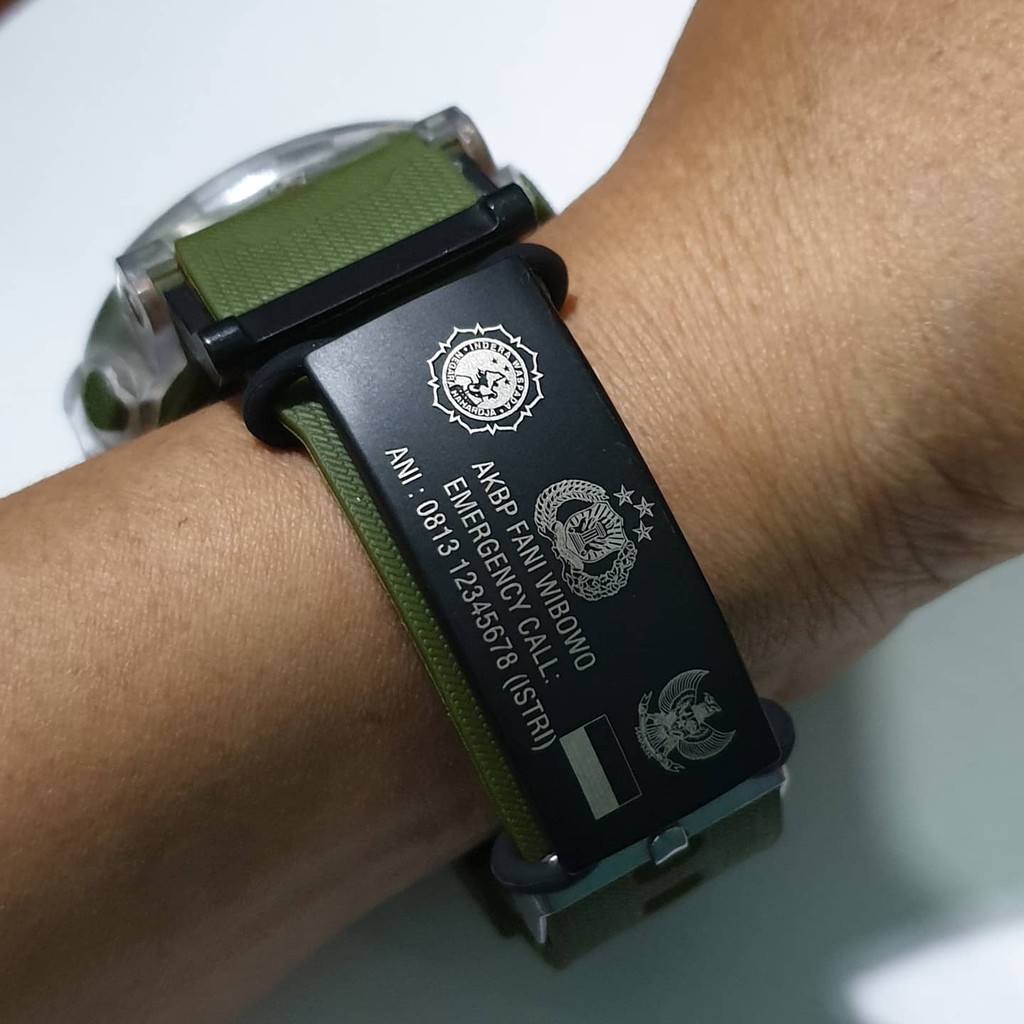 Data Identitas di Jam Tangan dengan Plat Hitam