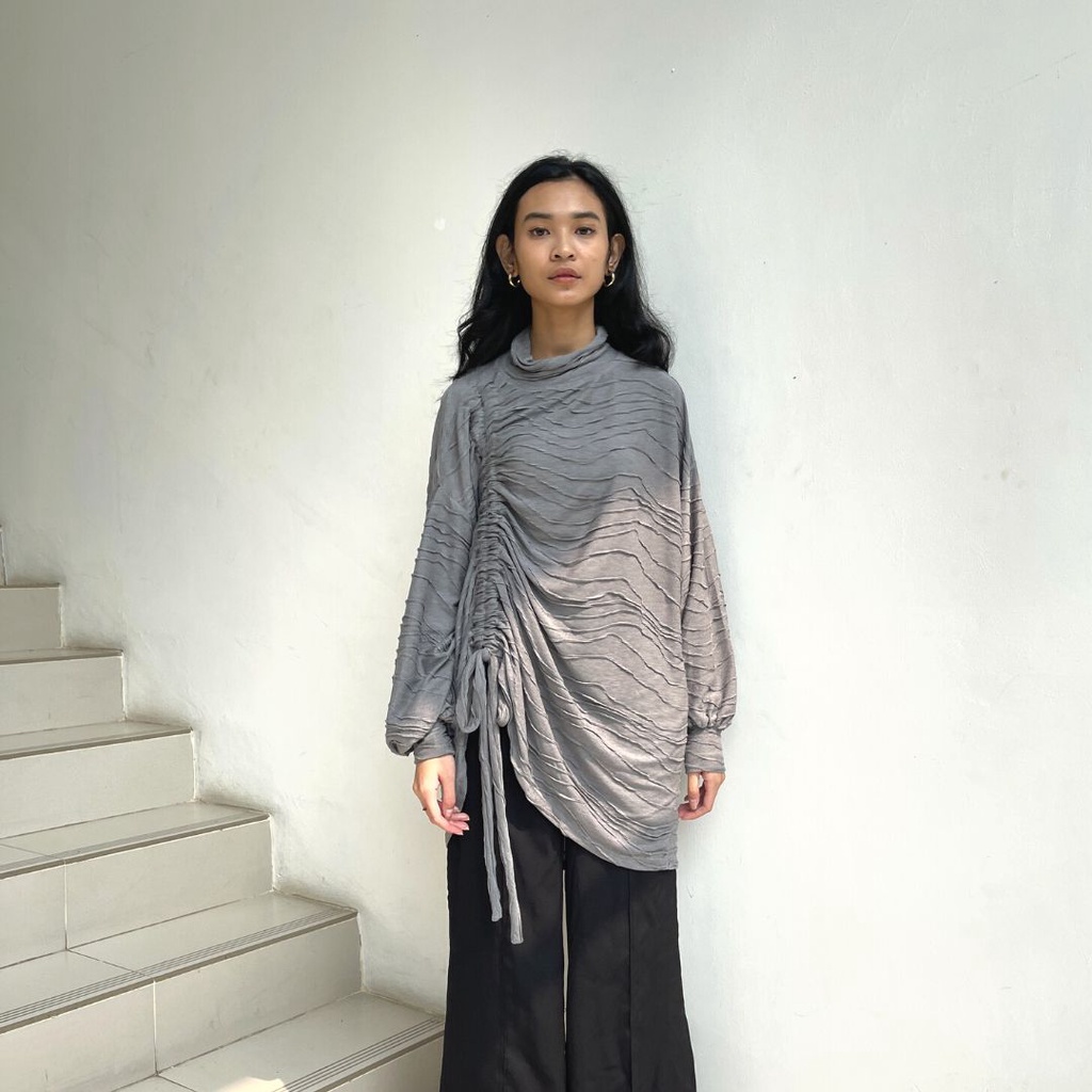 Agni - Mika Tee Textured Grey - T-Shirt (Kaos) Wanita Abu