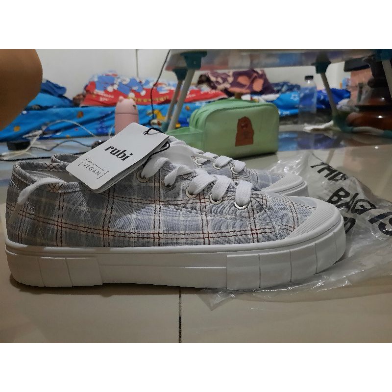 SEPATU RUBI KOTAK KOTAK