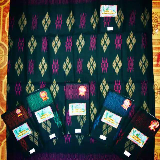 Sarung katun motif tumtuman warna dasar hitam