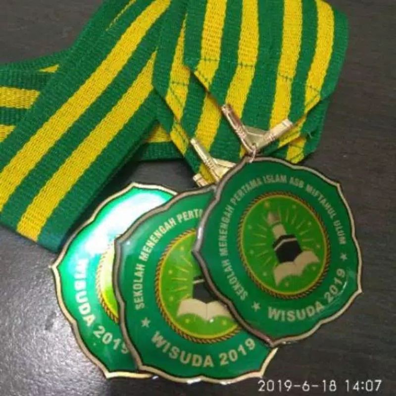 KALUNG WISUDA MEDALI WISUDA BANDUL WISUDA SAMIR WISUDA PLAT KUNINGAN RESIN