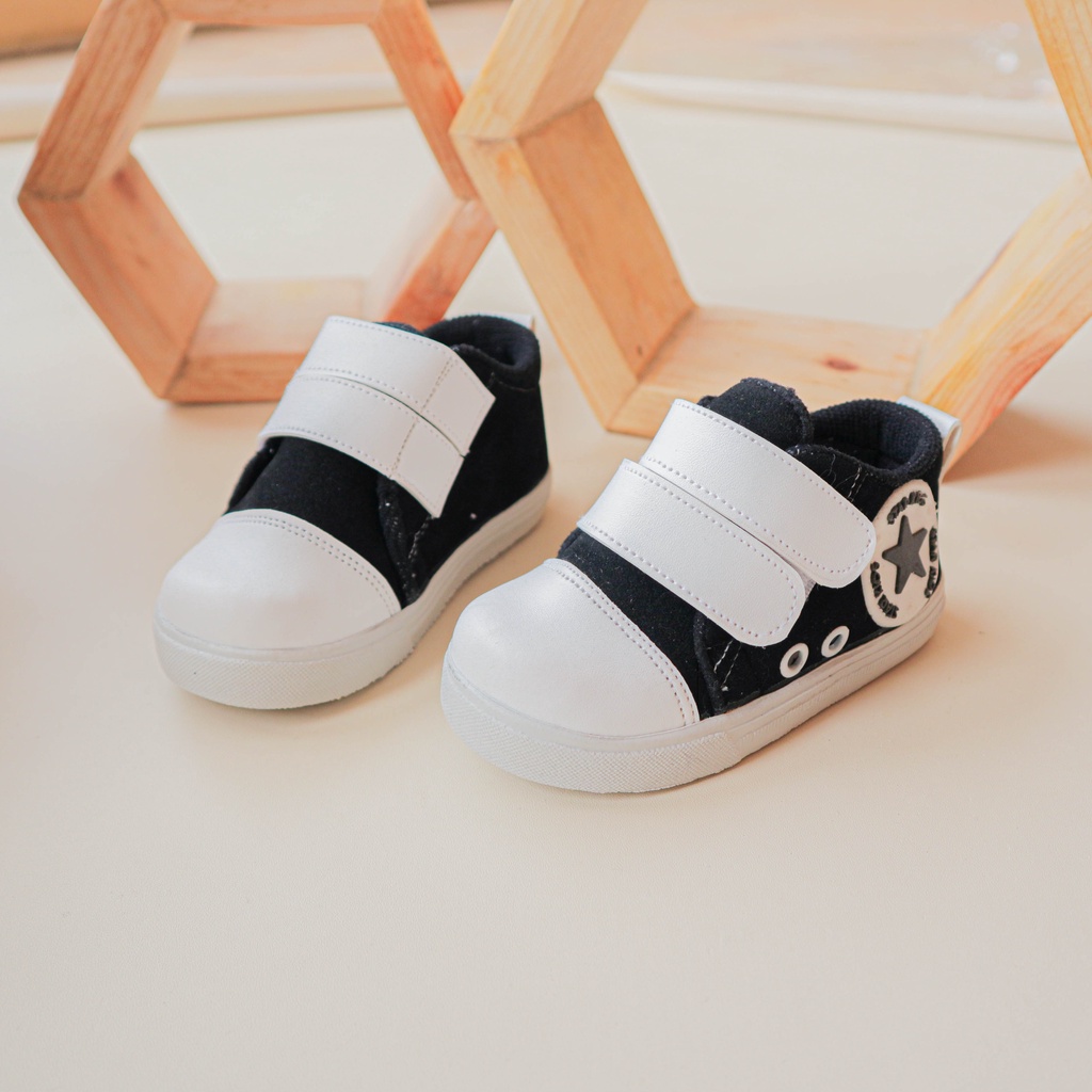 Sepatu Anak bayi Laki - laki / Cowok Usia 1 tahun - 3 Tahun / Bahan Bludru Motif Sepatu Kids Star