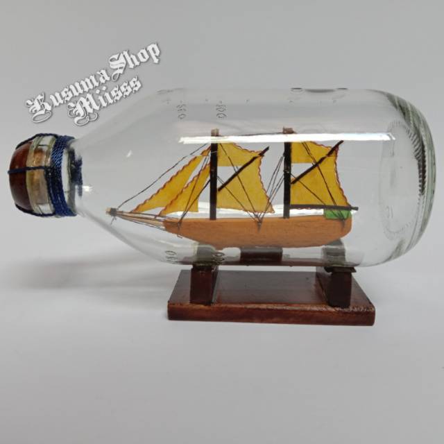 PAJANGAN MINIATUR KAPAL  PINISI DEWARUCI DALAM  BOTOL  