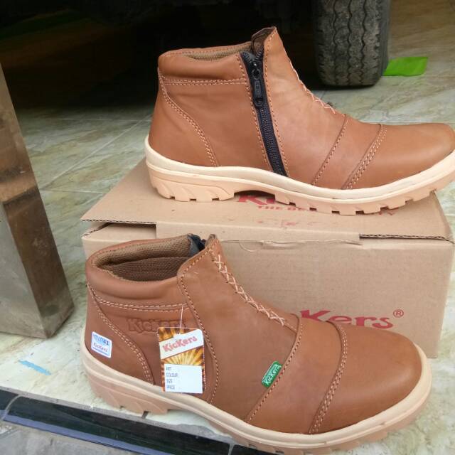 Sepatu boots kulit asli nyaman dipakai