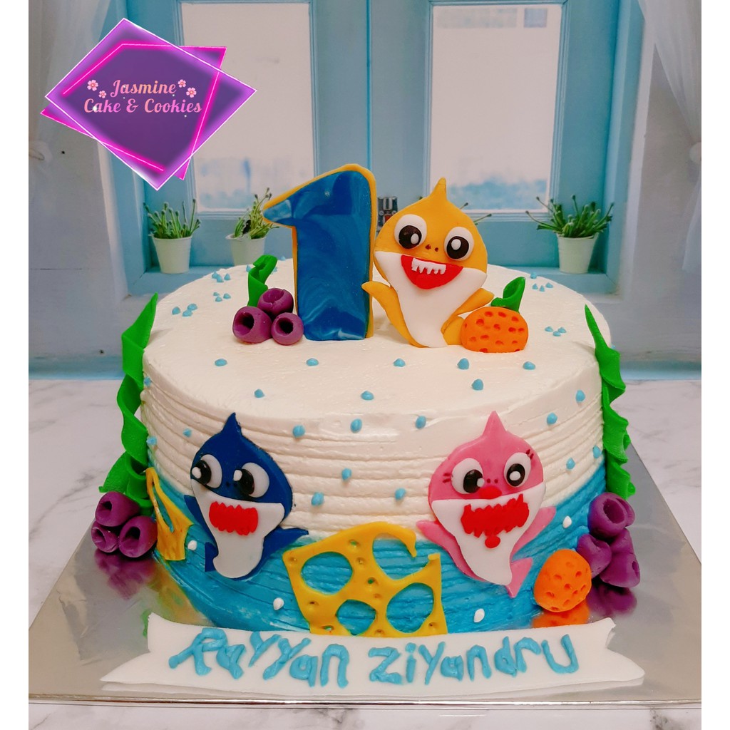 

Kue ulang tahun baby shark mix fondant.