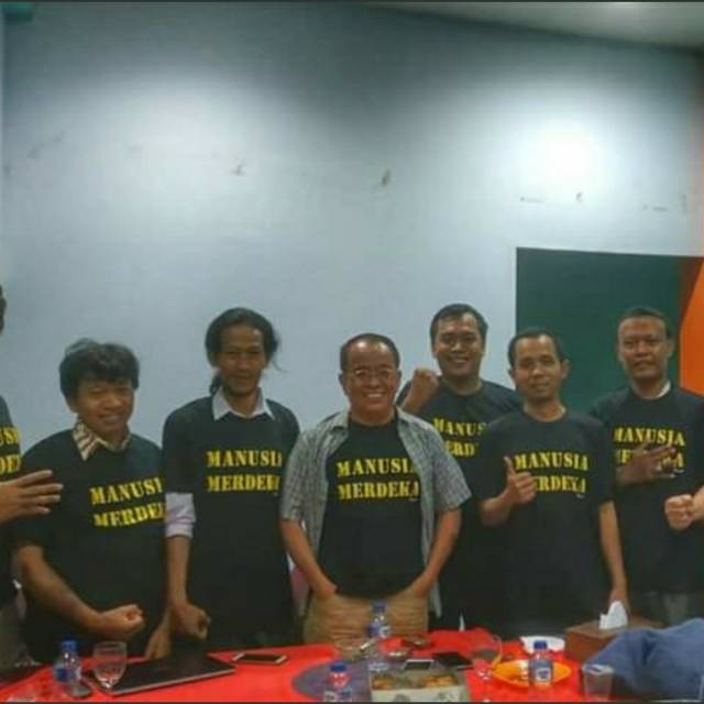 KAOS DISTRO KEREN KAOS OBLONG MANUSIA MERDEKA. KAOS OBRAL.KAOS DIsTRO MURAH