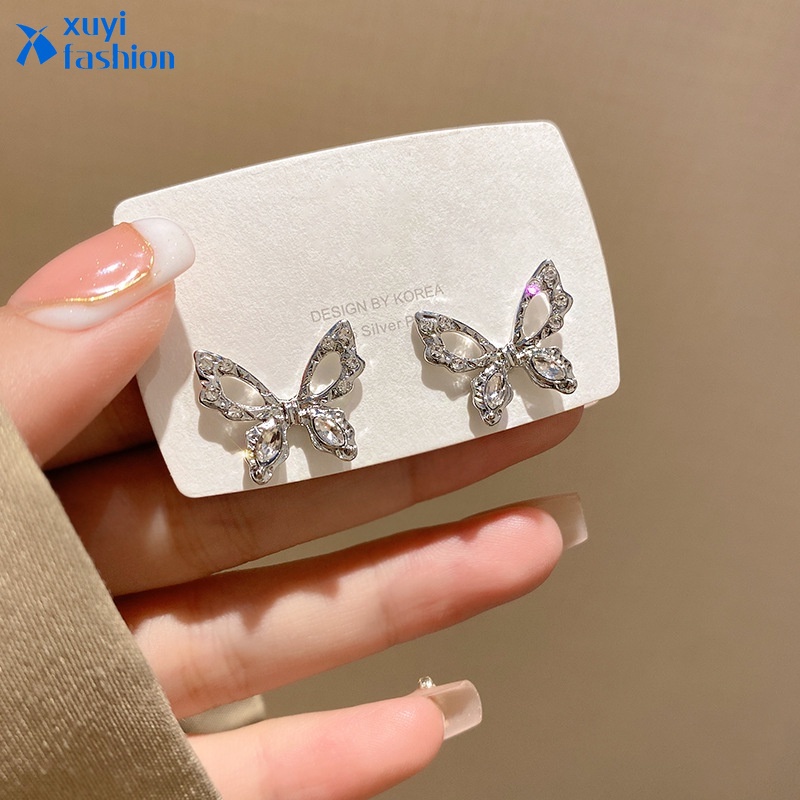 Anting Stud Desain Kupu-Kupu Hollow Aksen Kristal Warna Silver Untuk Wanita