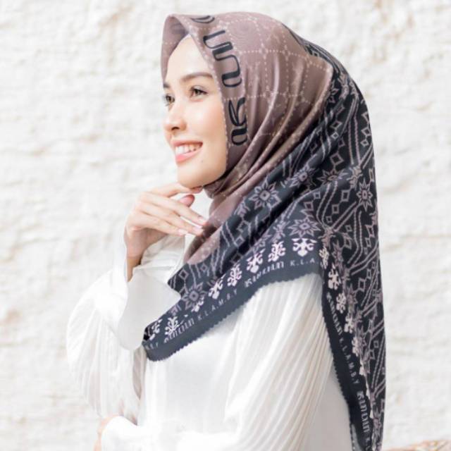 Kanaka Scarf Bromo Wearing Klamby