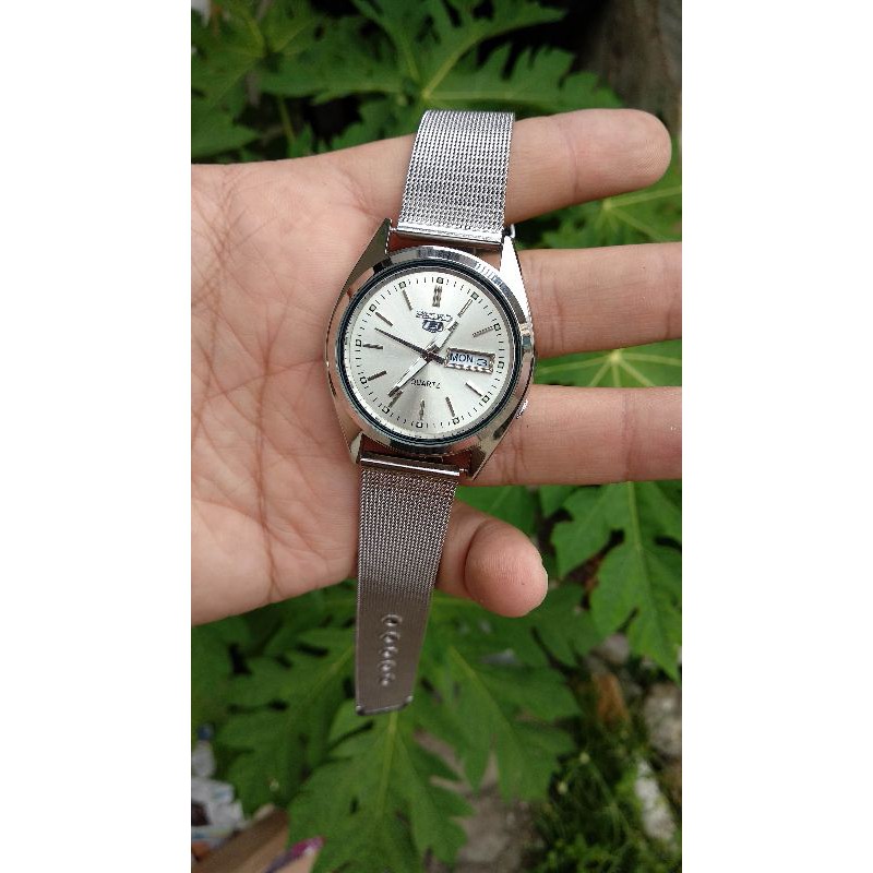 jam tangan seiko 5 quartz stainles steel ada tanggal dan hari