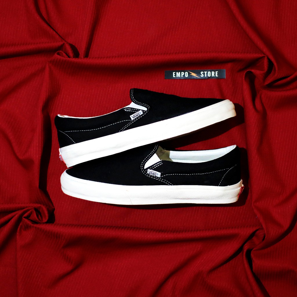 Sepatu Slip on Black White Classic / Sneakers Slip On Hitam Putih