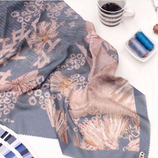 BUTTONSCARVES LES AMITIES BLUE