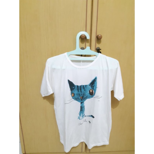 Kaos putih kucing