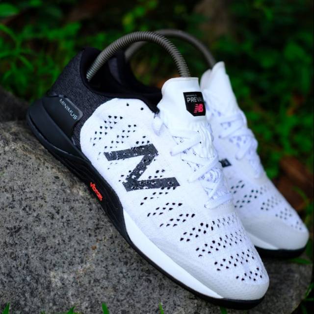 (ORIGINAL) New Balance Minimus Prevail White Black