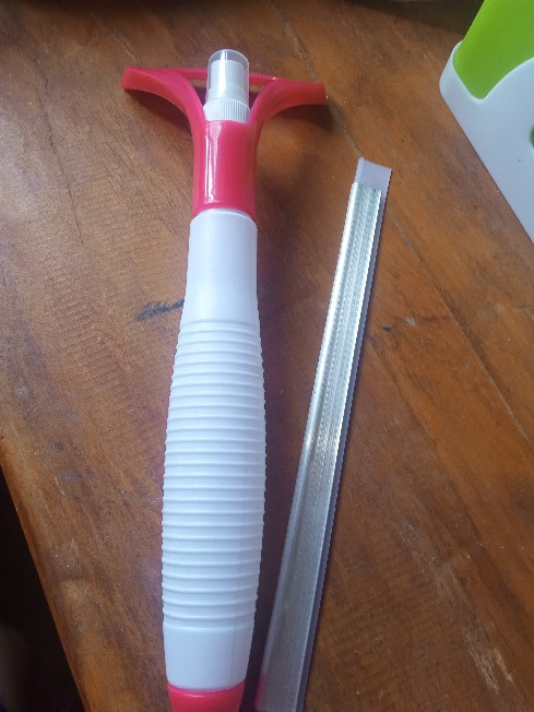 Wiper Kaca 2in1 Otomatis Sekaligus Semprotan Pembersih Kaca Praktis Alat Penyapu Cermin Glass