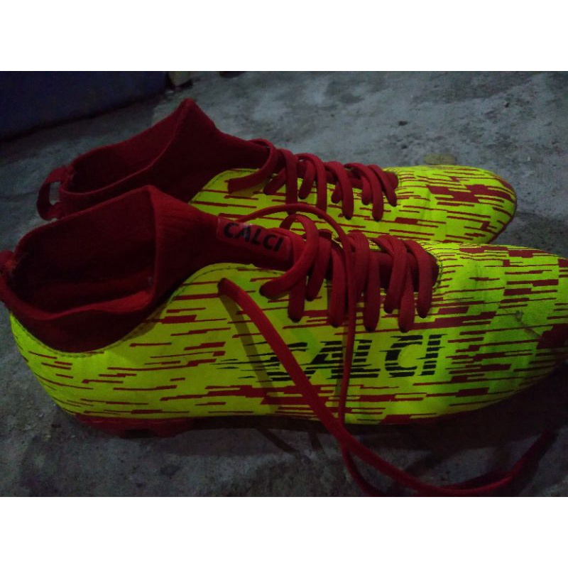 sepatu bola calci Titan z