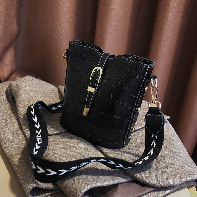 TAS SELEMPANG WANITA TALI LEBAR KULIT CROCO HITAM KOREA TAS SELEMPANG WANITA TALI LEBAR KULIT CROCO HITAM KOREA