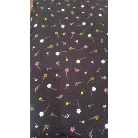 KAIN CERUTI MOTIF BUNGA PINK PUTIH KUNING DASAR HITAM ( 50 cm = 13.000 )