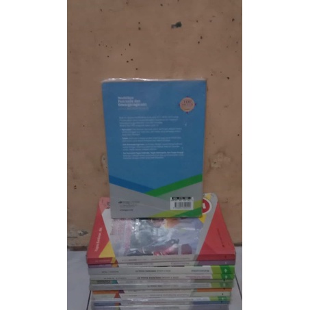 Pendidikan Pancasila dan Kewarganegaraan 2 untuk SMK Kelas XI KI-KD2017 oleh Yuyus Kardiman-Erlangga-1