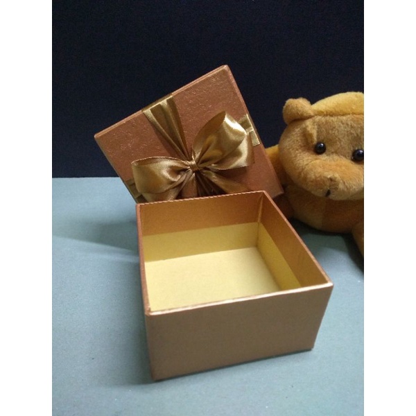

kotak kado ukuran 10x10x5 cm ROSE GOLD berpita