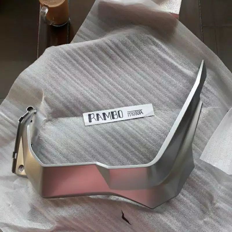 (ADV150) HONDA ORI - SAYAP KIRI BODY DEPAN BAWAH SILVER/ COVER FLOOR SIDE 64431K0WN00ZB GENUINE PART