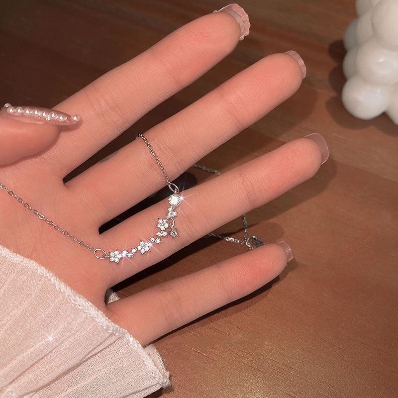 Kalung Rantai Liontin Bunga Bahan Alloy Lapis Silver Hias Berlian Imitasi Untuk Wanita