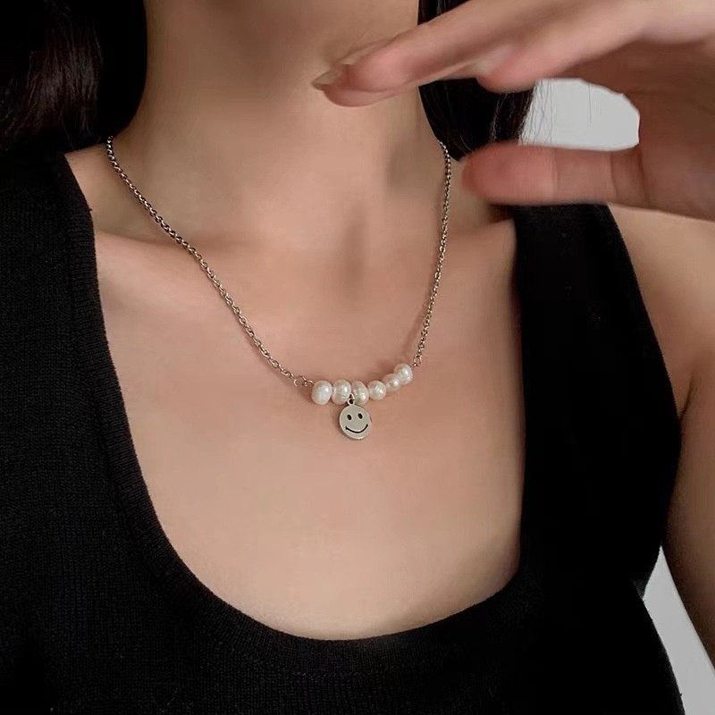 Gaya Korea elegan alami mutiara titanium steel smiley face liontin kalung untuk wanita ins gaya ding