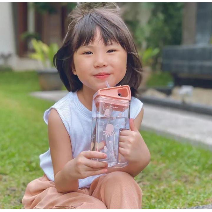 MUGU SQUARE STRAW BOTTLE WITH HANDLE 240 ML / 320 ML ( BOTOL MINUM ANAK)
