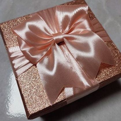 Kotak Hadiah Kado Spesial Glitter Rose Gold Free Pita menempel pada tutup