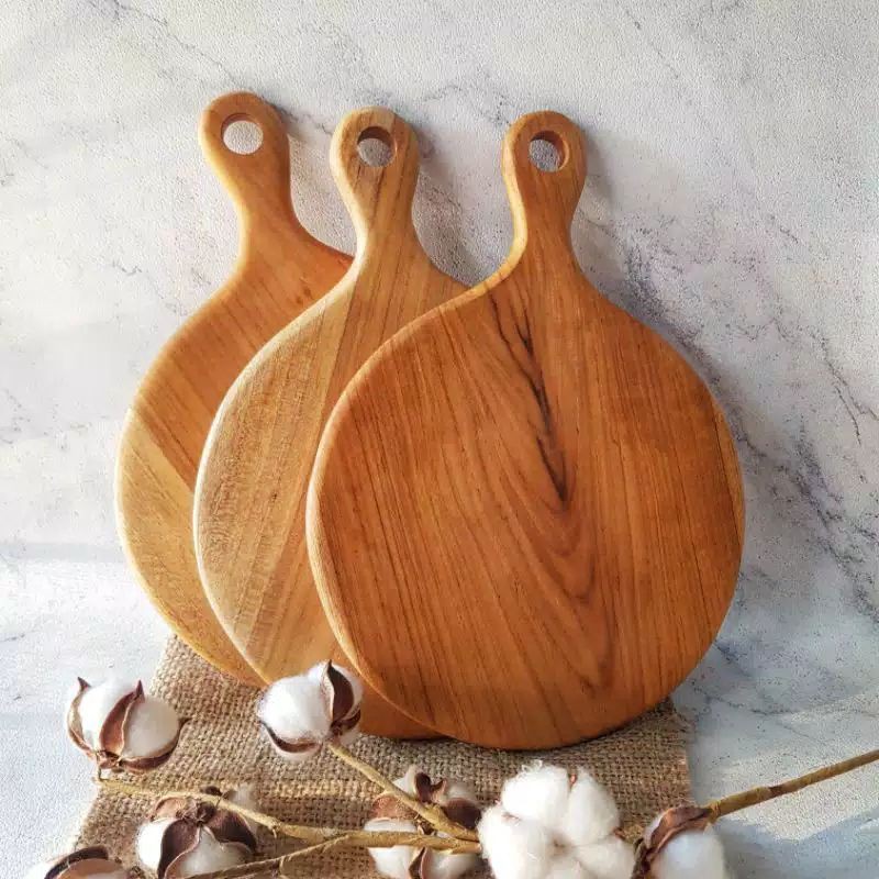 talenan kayu jati bulat (talenan pizza) diameter ±25cm, solid dan tebal.