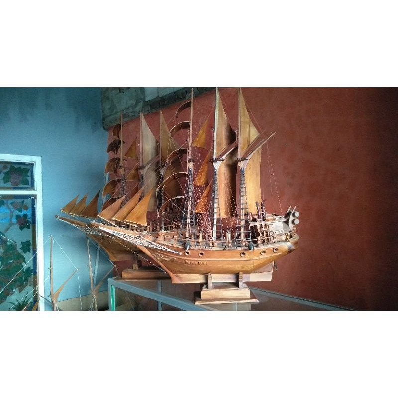 Miniatur Kapal Phinisi Bahan Kayu Jati