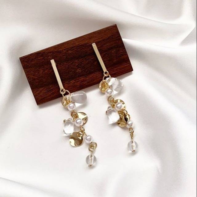 Anting berlian imitasi