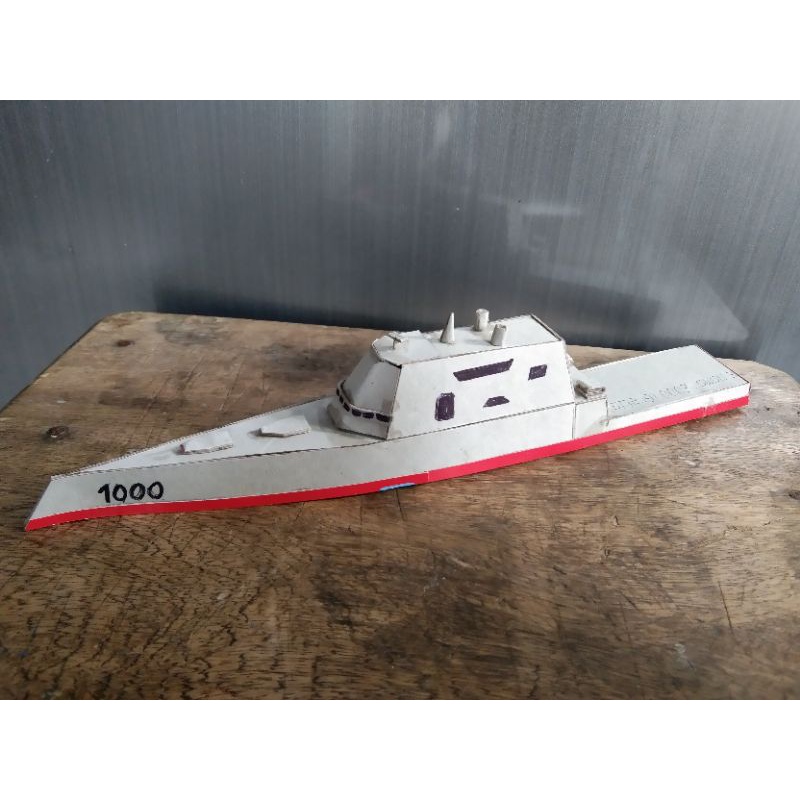 miniatur kapal perang USS Zumwalt