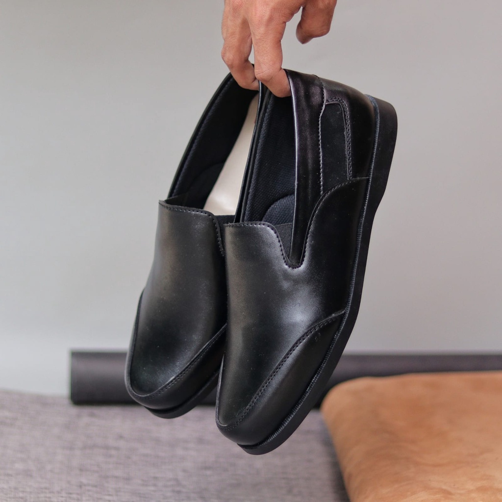 GIJON Sepatu Kasual Slip On Pria Hitam Semi Formal Kulit Pu Sepatu Kerja Kantor Kuliah Simple Murah