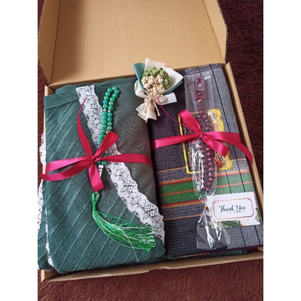 NEW PAKET HAMPERS COUPLE WEDDING GIFT SET MUKENA PLISKET SARUNG WADIMOR TASBIH FREE BOUQET BUNGA