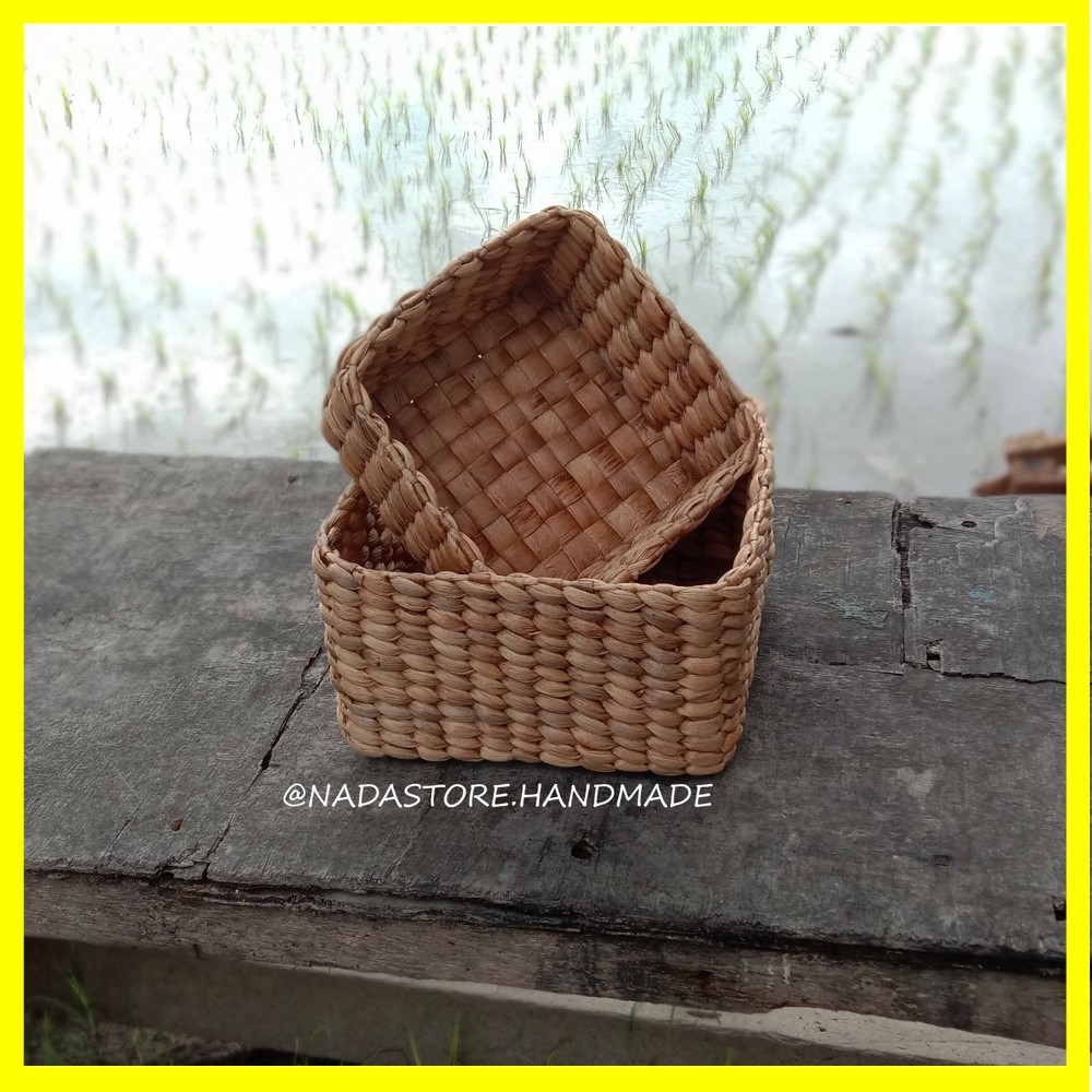 

KOTAK KADO / KOTAK HANTARAN / TEMPAT SERBAGUNA / ANYAMAN ENCENG GONDOK ISI 2