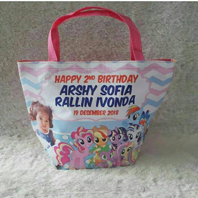 

TAS SOUVENIR ULANG TAHUN TRAPESIUM