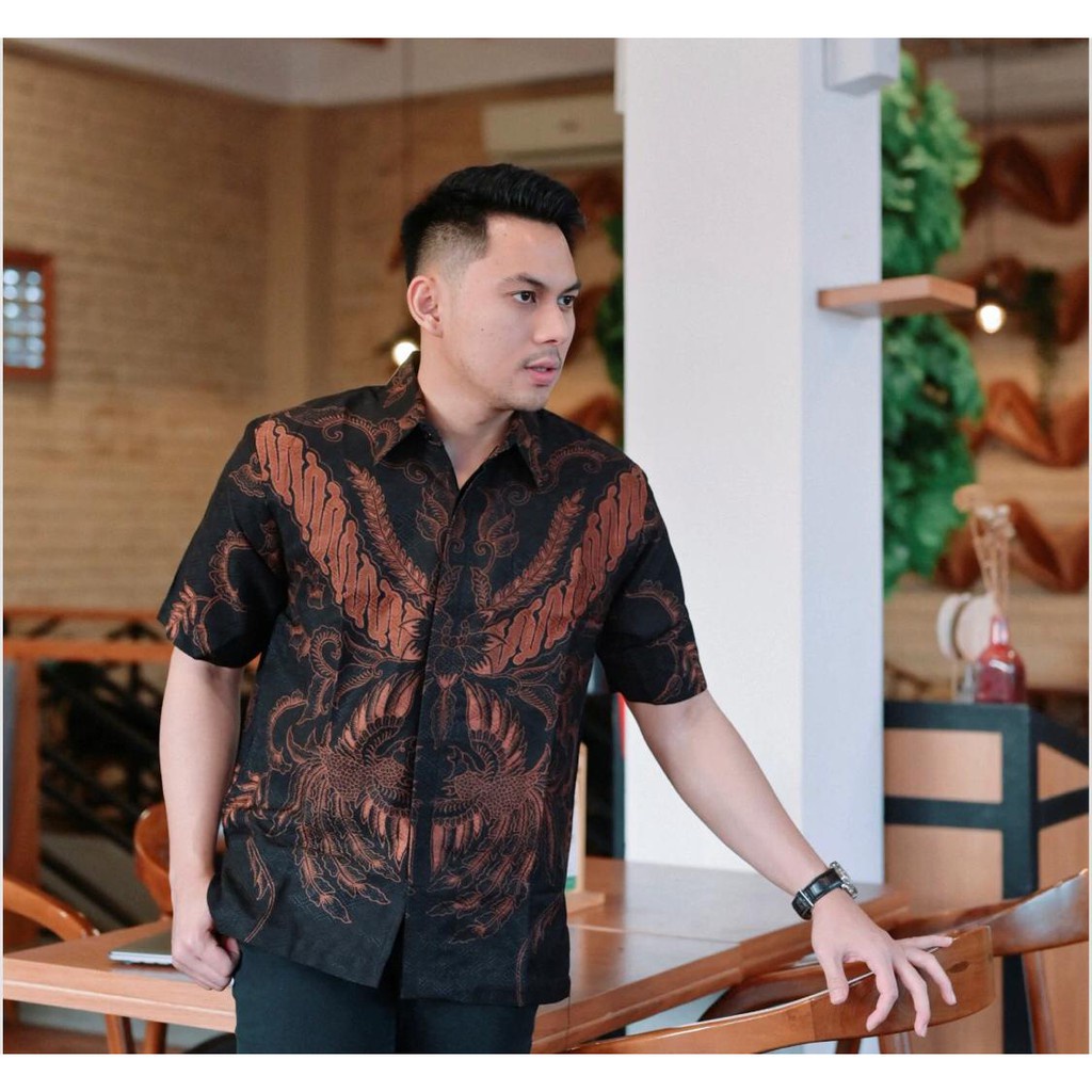 SAMANHUDI COKLAT BATIKSOLOAMANAH KEMEJA BAJU BATIK PRIA SOLO LENGAN PENDEK PANJANG LAPIS FURING ATASAN BATIK PREMIUM MODERN KATUN HALUS PERWIRA BIRU ANJANI PEKSI NAVY SELING ANJANI KAMANDANU BLUE ANJANI JAYANEGARA RAJASAKTI JAYANEGARA KANAYA MAHKOTA NGUDI