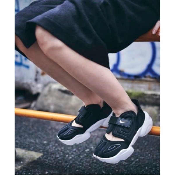 nike aqua rift black and white