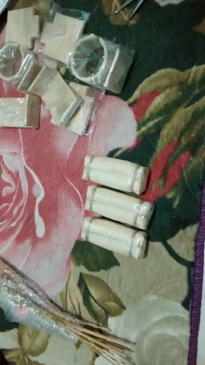 Tempat Display Bantalan Cincin Tali Samping Krem Mahar Seserahan