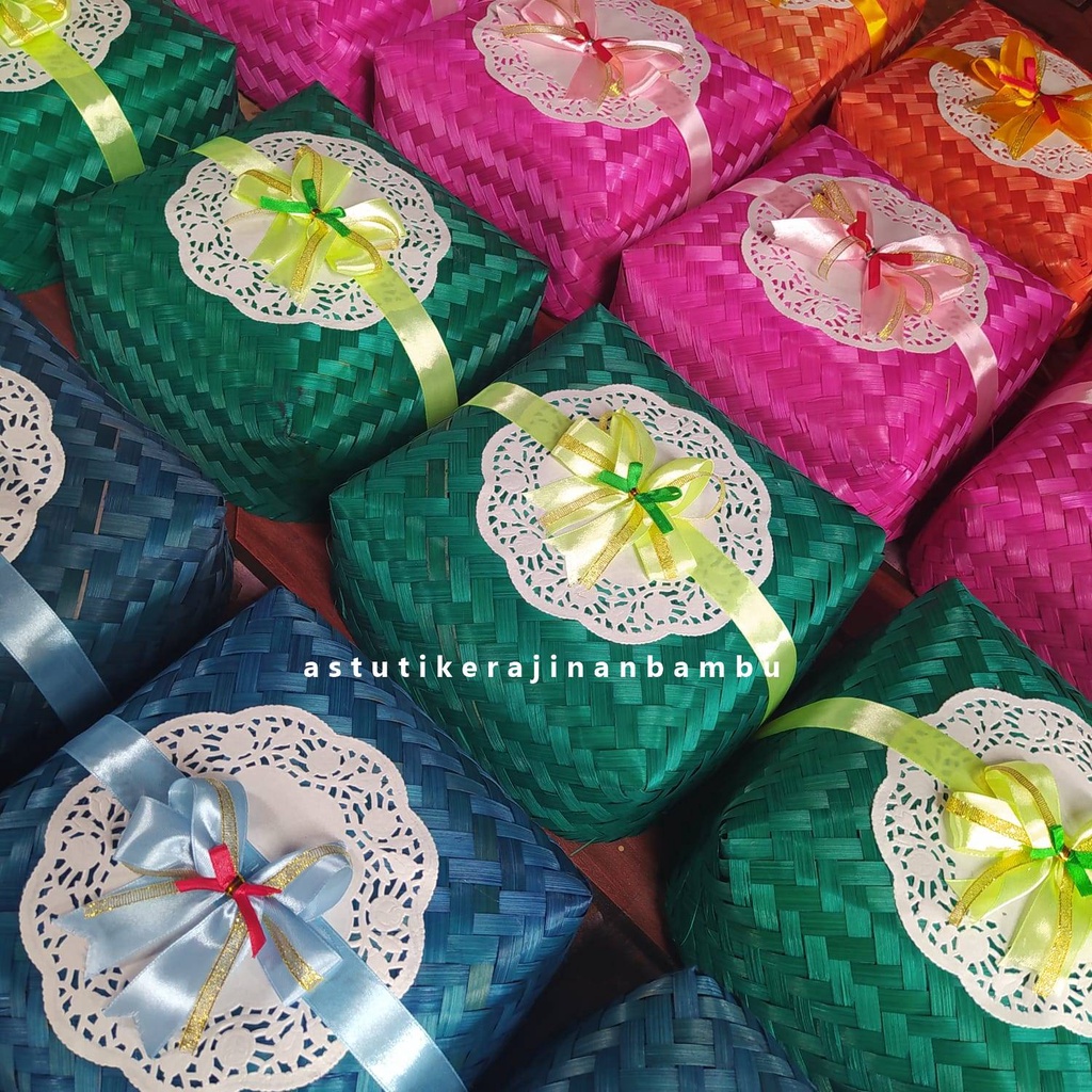 sepasang Besek Bambu Warna Pita 25 x 25 cm/ besek anyaman bambu/ besek warna unik/ besek warna pita/
