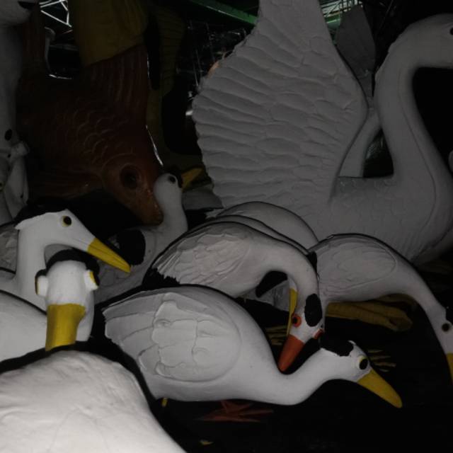 Patung burung bangau bersayap