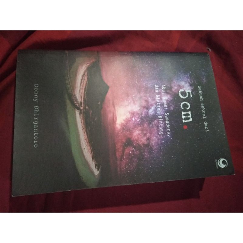 (Free polaroid kpop) Novel Preloved 5 cm aku kamu samudera dan bintang-bintang, buku bekas