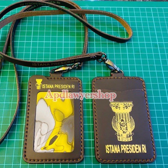 

Name Tag ID Card Tali Kulit ISTANA PRESIDEN RI Dompet Kartu Tali Kulit ISTANA PRESIDEN PREMIUM ORI